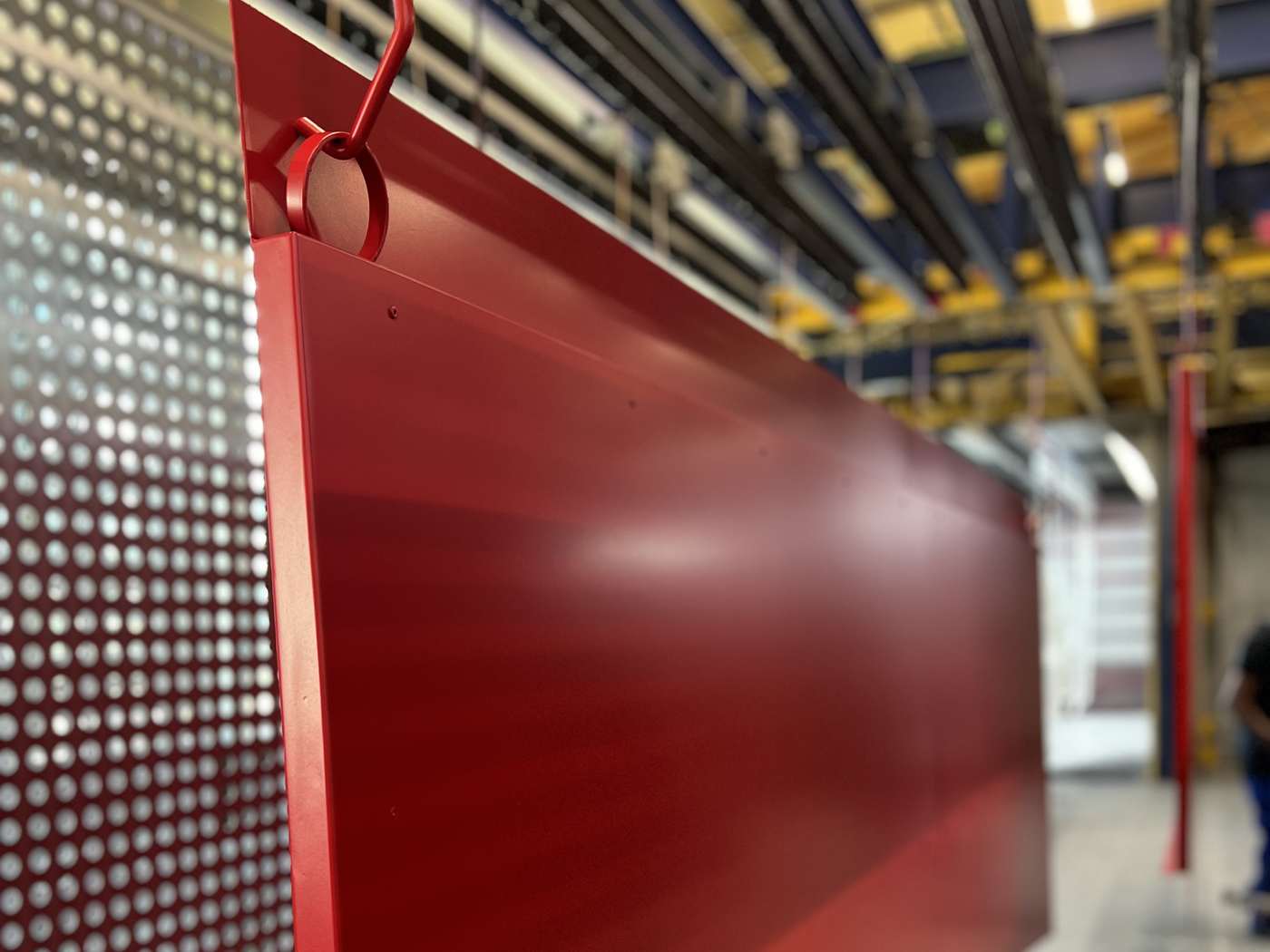 Pulverbeschichtetes Bauteil in mattem Rot