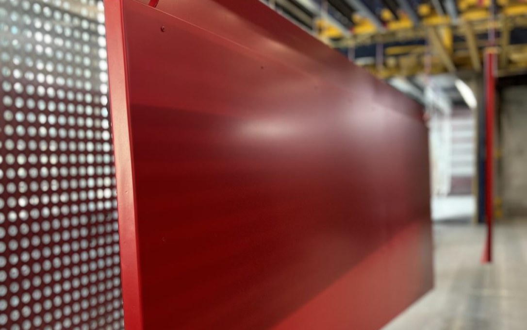 Pulverbeschichtetes Bauteil in der Beschichtungsanlage