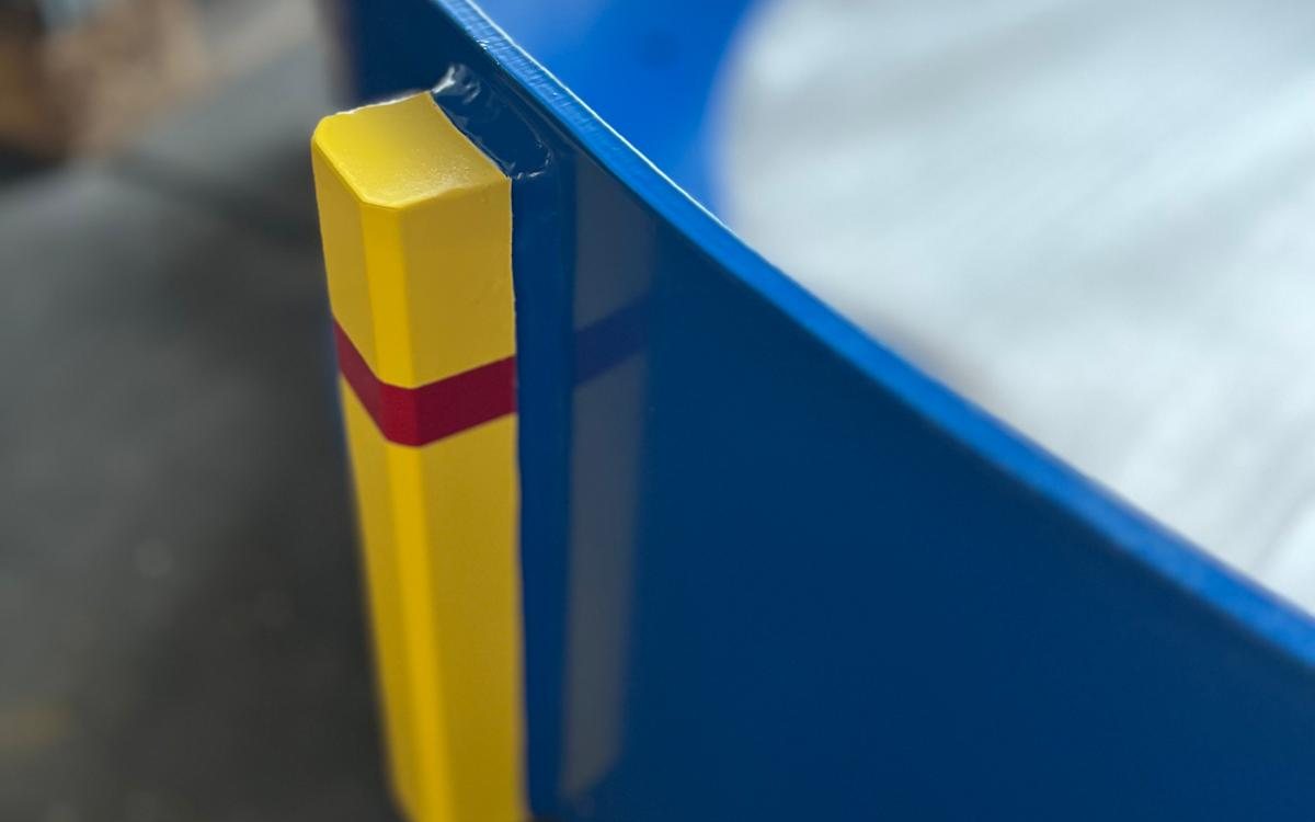 Pulverbeschichtetes Bauteil in Blau und Gelb