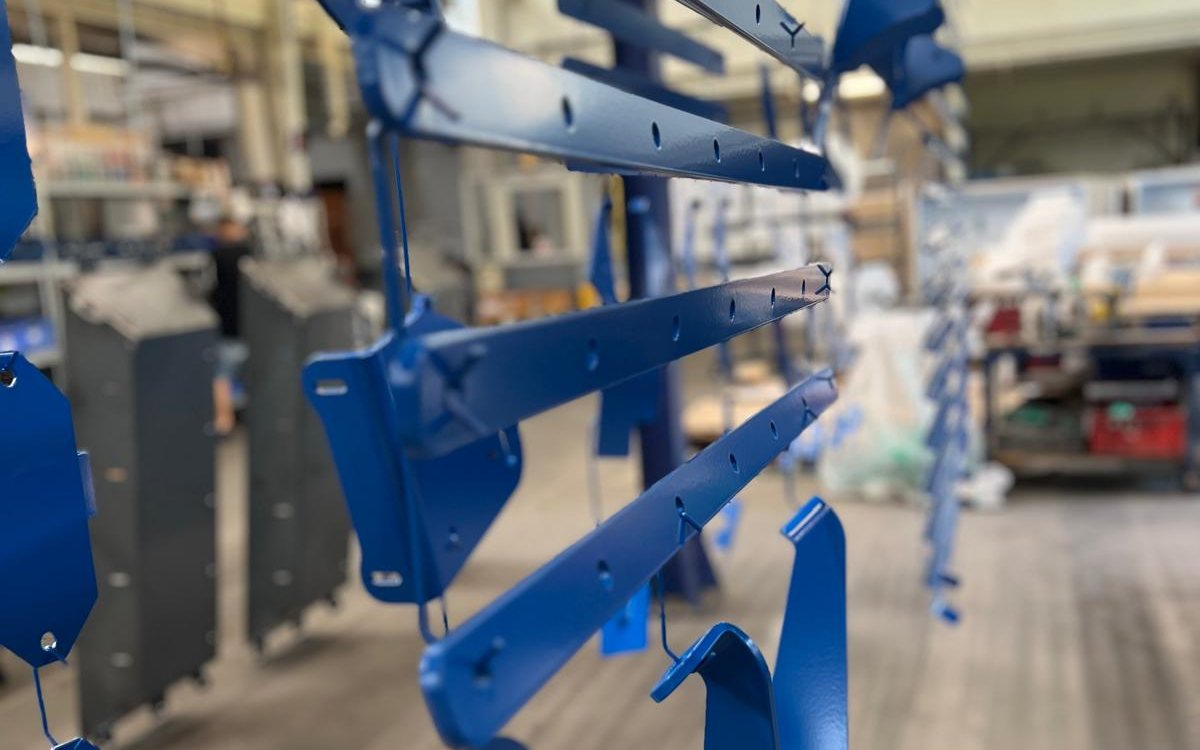 Pulverbeschichtete Bauteile in Blau