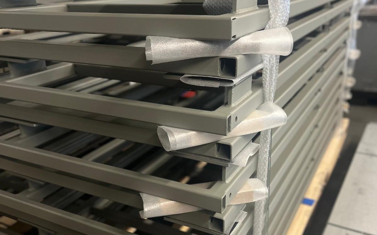Rahmen in Graugrün, fertig beschichtet und geschützt verpackt